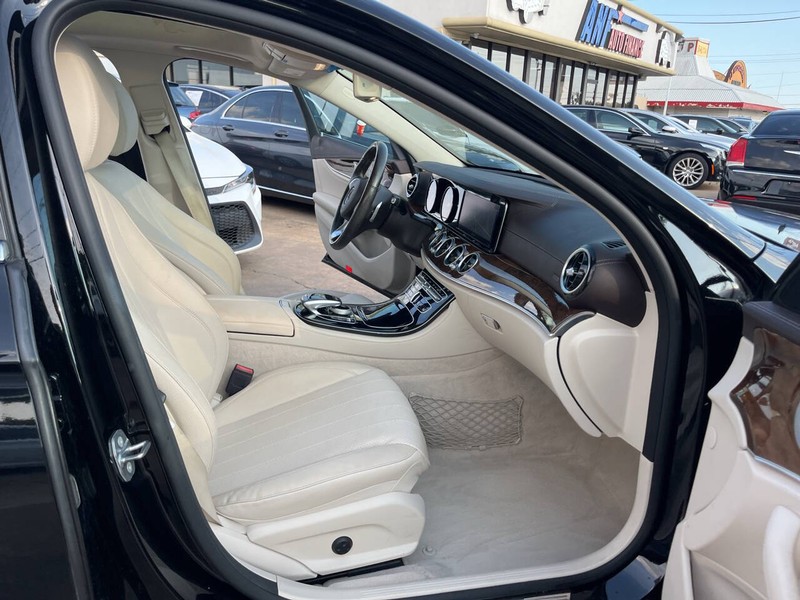 Mercedes-Benz E-Class Vehicle Image 19