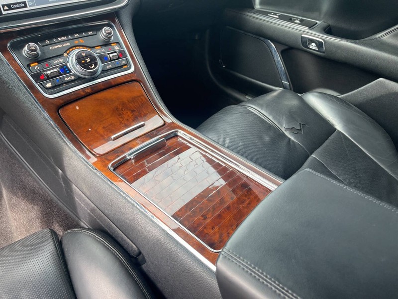 Lincoln Continental Vehicle Image 11