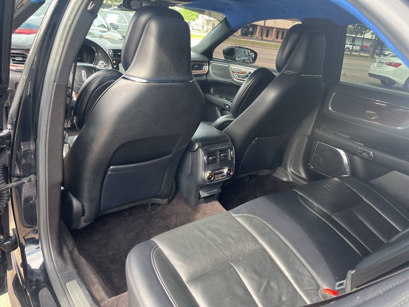 Lincoln Continental Vehicle Image 15