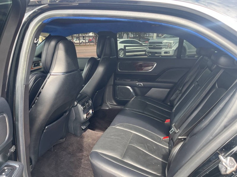Lincoln Continental Vehicle Image 16
