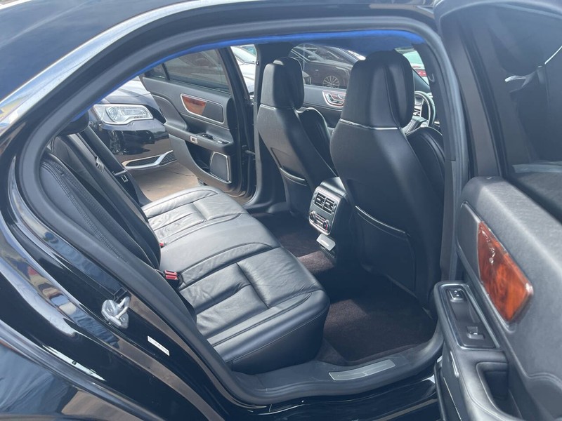 Lincoln Continental Vehicle Image 17