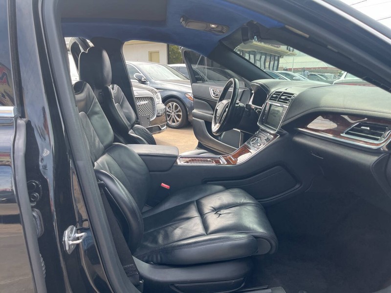 Lincoln Continental Vehicle Image 18