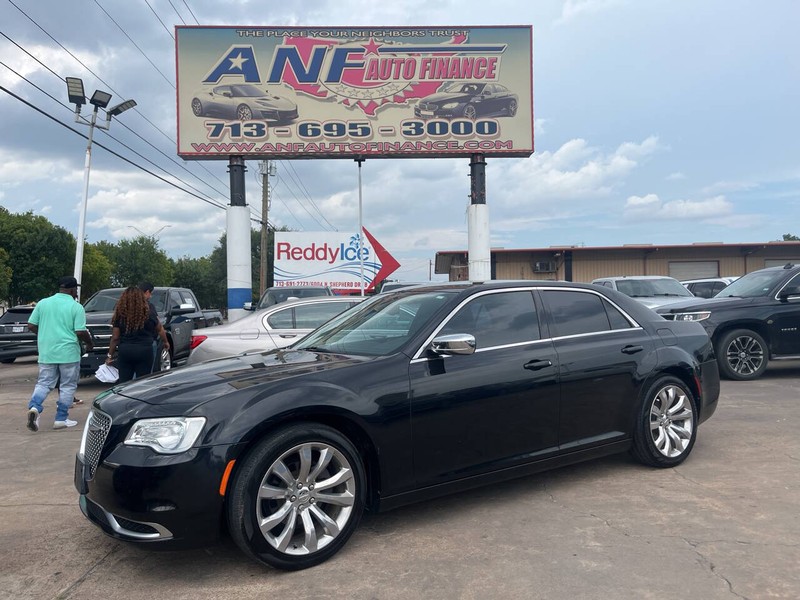 Chrysler 300 Vehicle Image 02