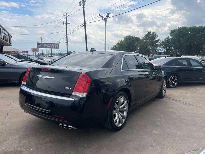 Chrysler 300 Vehicle Image 03