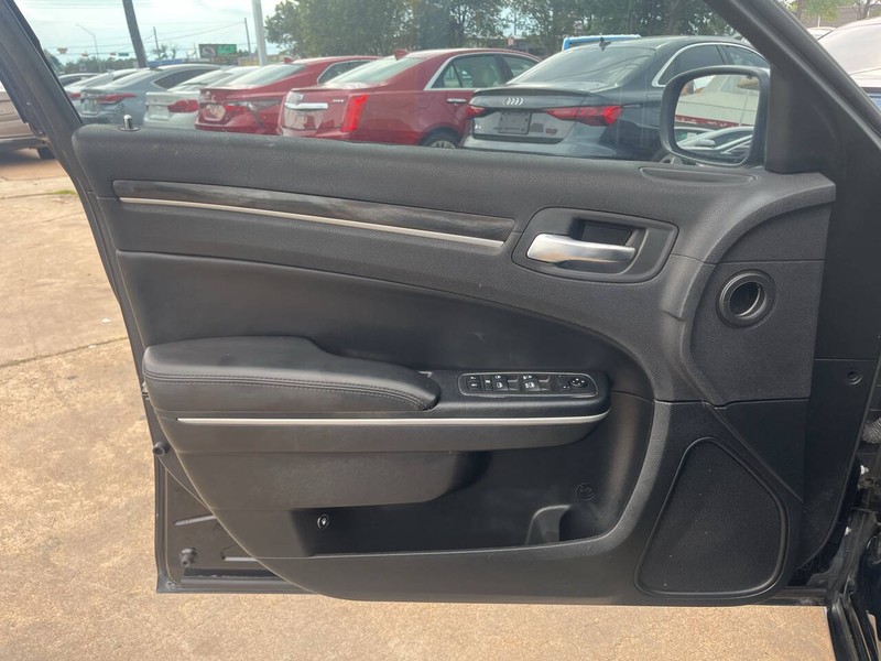 Chrysler 300 Vehicle Image 05