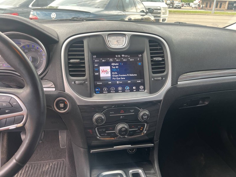 Chrysler 300 Vehicle Image 09