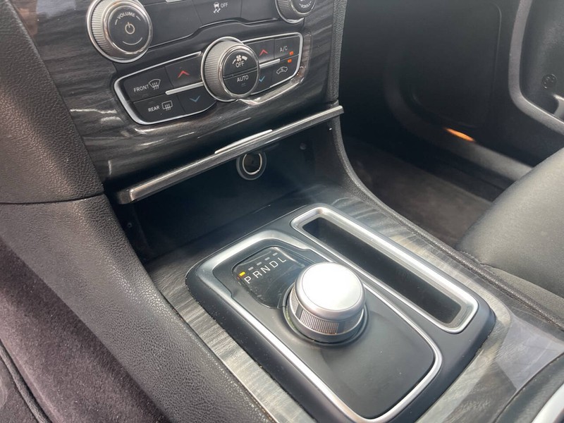 Chrysler 300 Vehicle Image 10