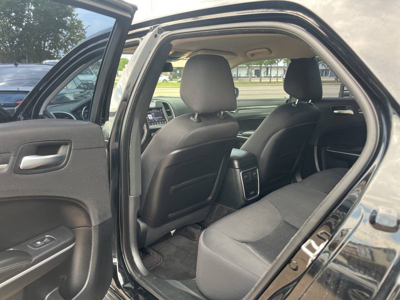 Chrysler 300 Vehicle Image 12