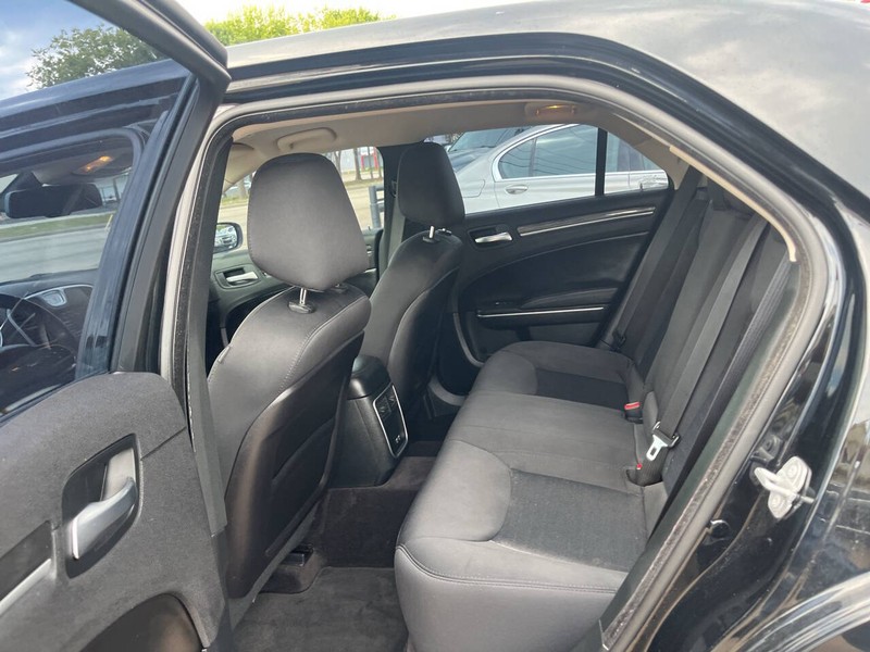 Chrysler 300 Vehicle Image 13