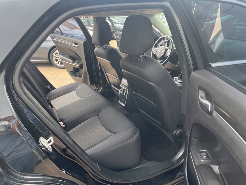 Chrysler 300 Vehicle Image 15