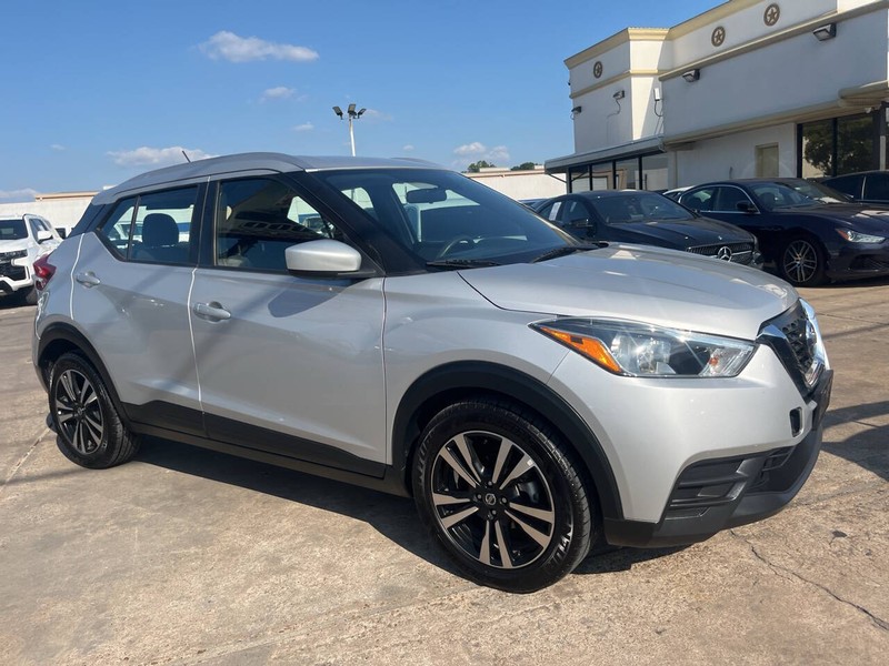 Nissan Kicks Vehicle Image 02