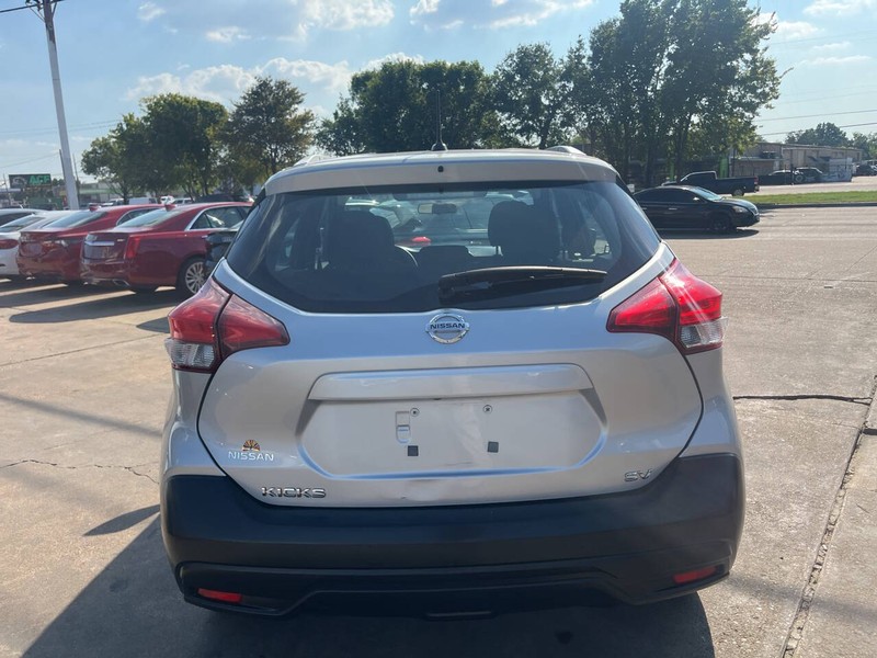 Nissan Kicks Vehicle Image 04