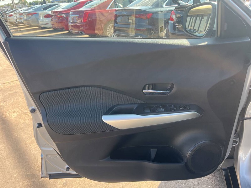 Nissan Kicks Vehicle Image 06
