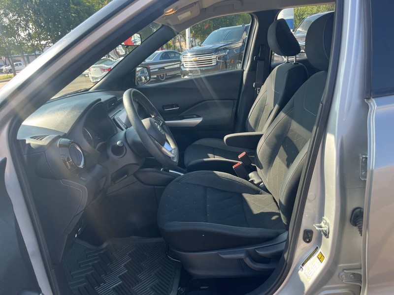 Nissan Kicks Vehicle Image 08