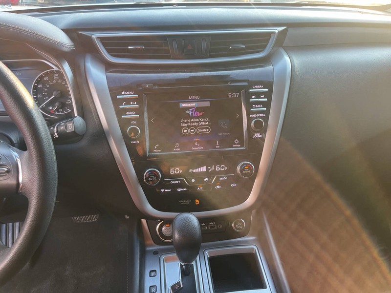 Nissan Murano Vehicle Image 11