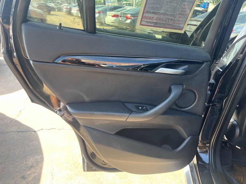 BMW X1 Vehicle Image 12
