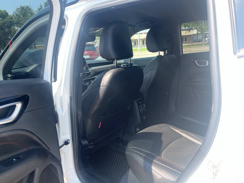 Jeep Compass Vehicle Image 11