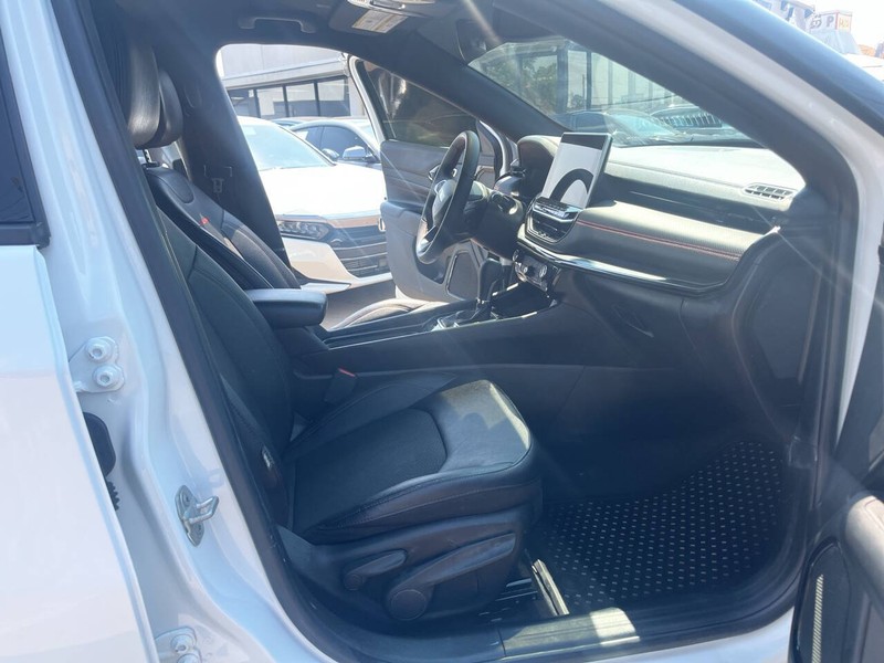Jeep Compass Vehicle Image 16
