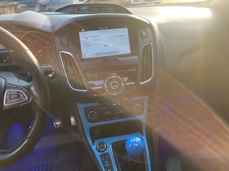 Ford Focus Hatchback Vehicle Image 10