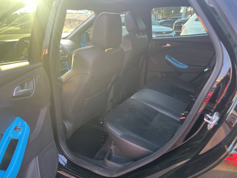 Ford Focus Hatchback Vehicle Image 14
