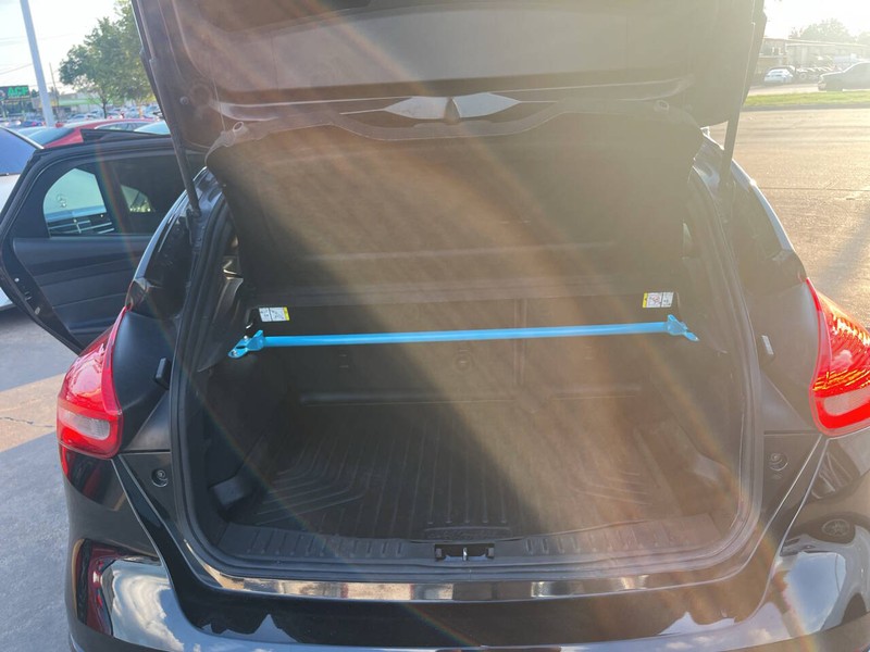 Ford Focus Hatchback Vehicle Image 16