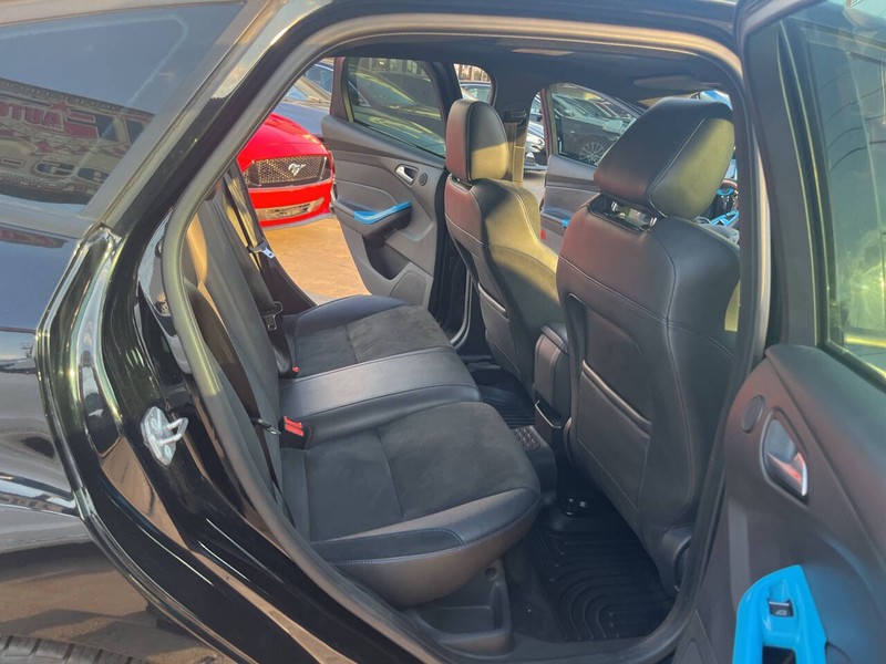 Ford Focus Hatchback Vehicle Image 17
