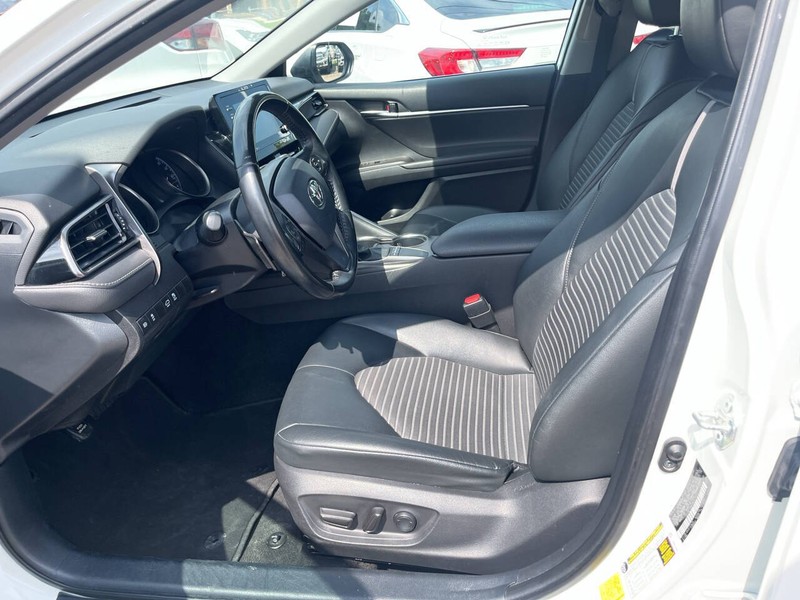 Toyota Camry Vehicle Image 09