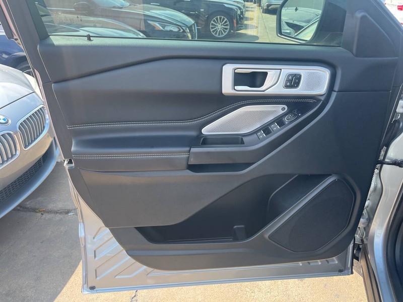 Ford Explorer Vehicle Image 05