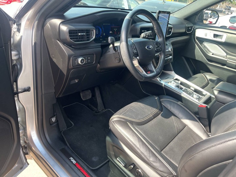 Ford Explorer Vehicle Image 06