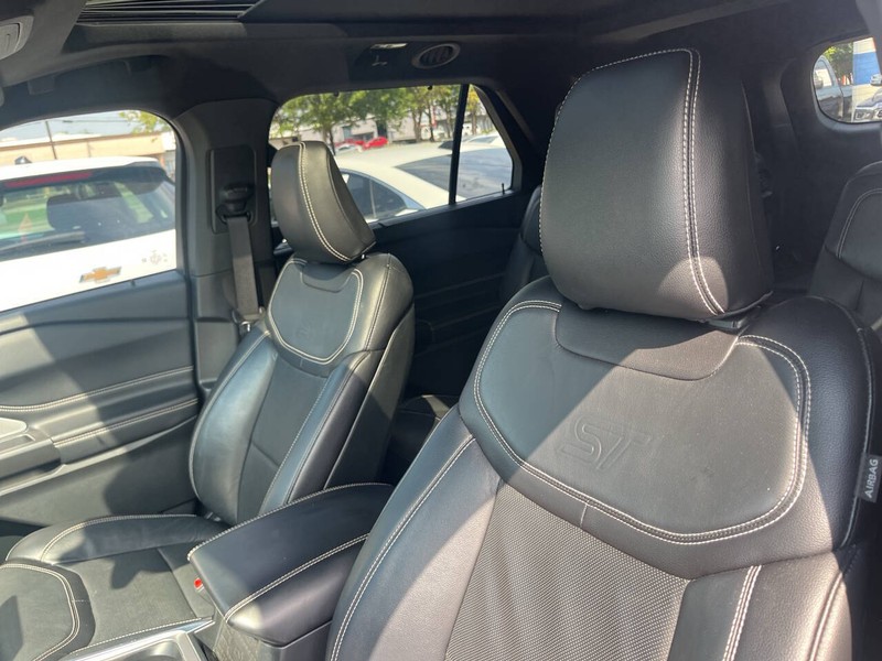 Ford Explorer Vehicle Image 15