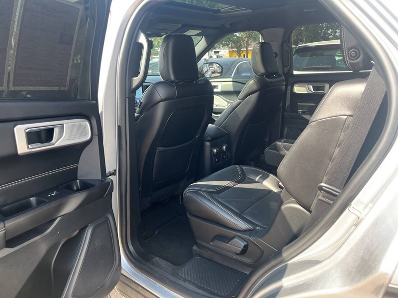 Ford Explorer Vehicle Image 17