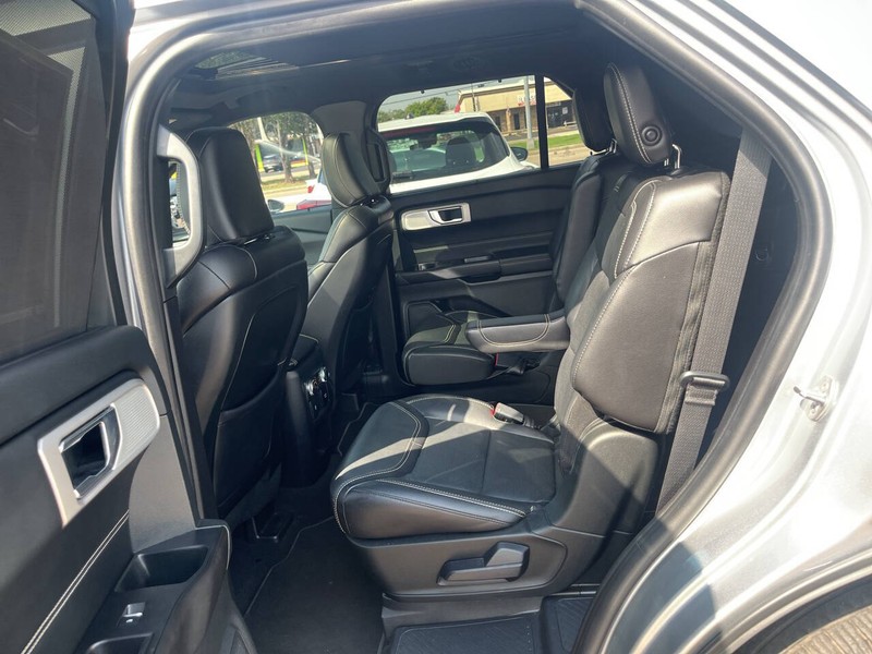Ford Explorer Vehicle Image 18