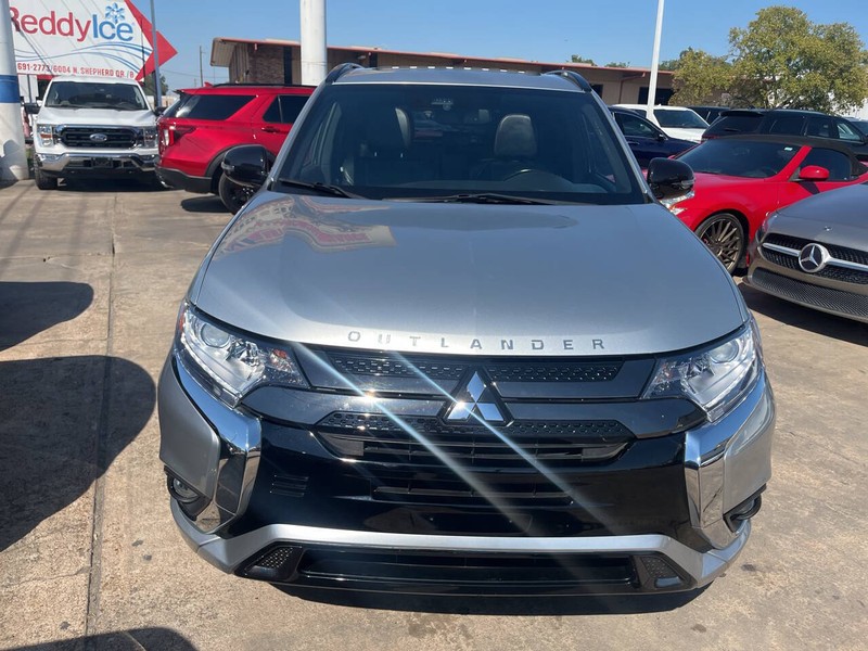 Mitsubishi Outlander PHEV Vehicle Image 02