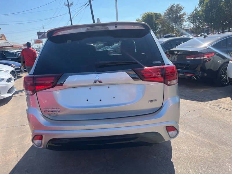 Mitsubishi Outlander PHEV Vehicle Image 05