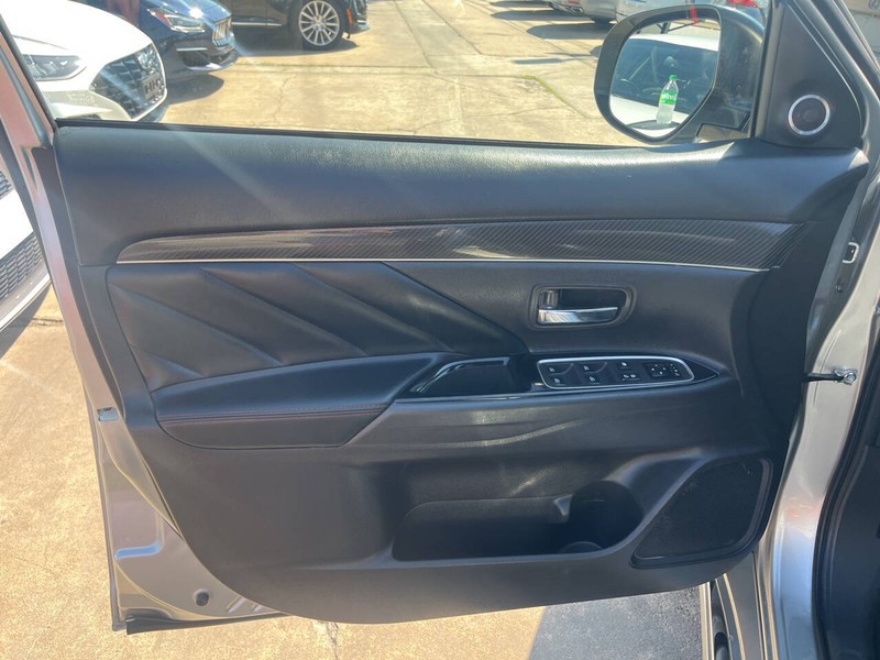 Mitsubishi Outlander PHEV Vehicle Image 08