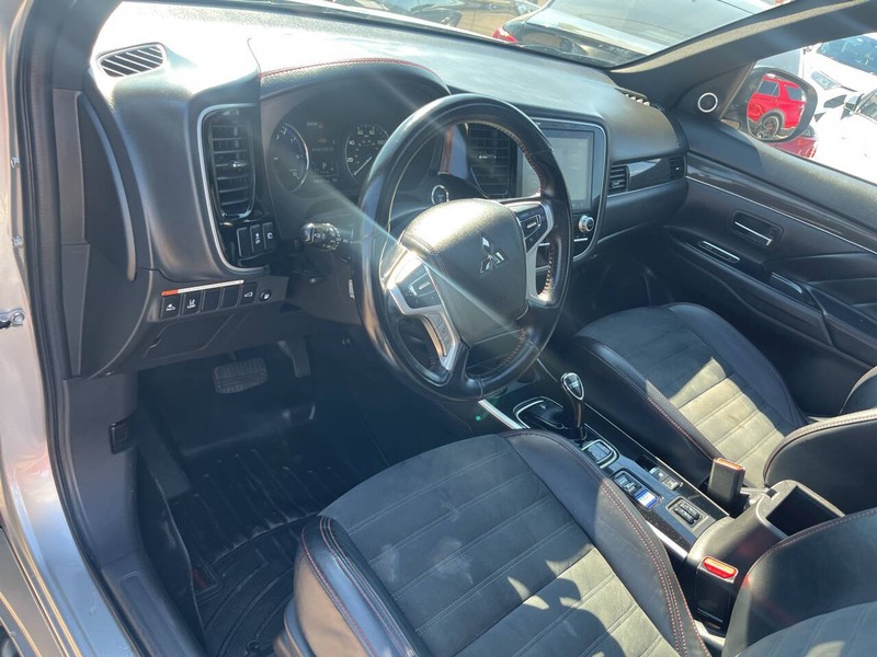 Mitsubishi Outlander PHEV Vehicle Image 09