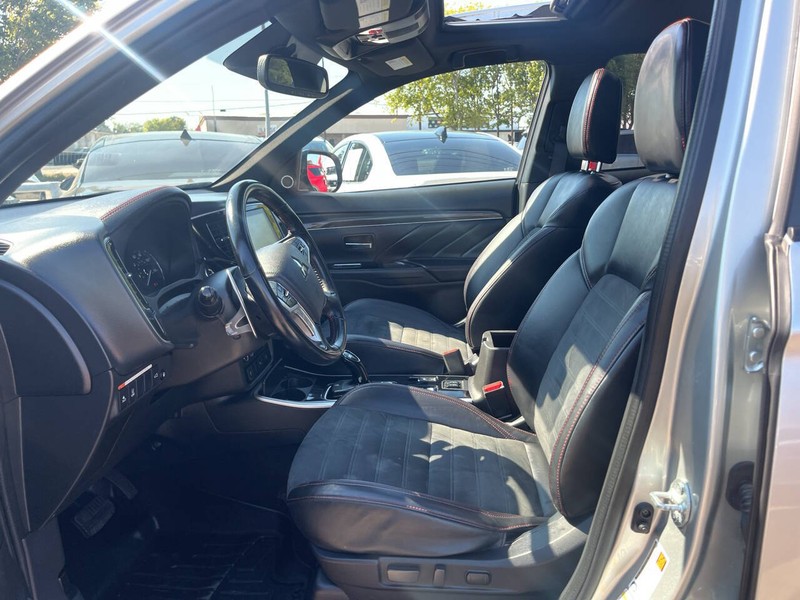 Mitsubishi Outlander PHEV Vehicle Image 10