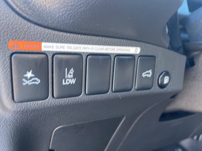 Mitsubishi Outlander PHEV Vehicle Image 11