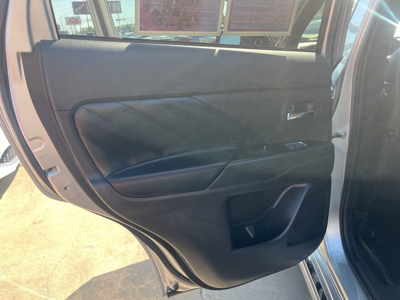 Mitsubishi Outlander PHEV Vehicle Image 15