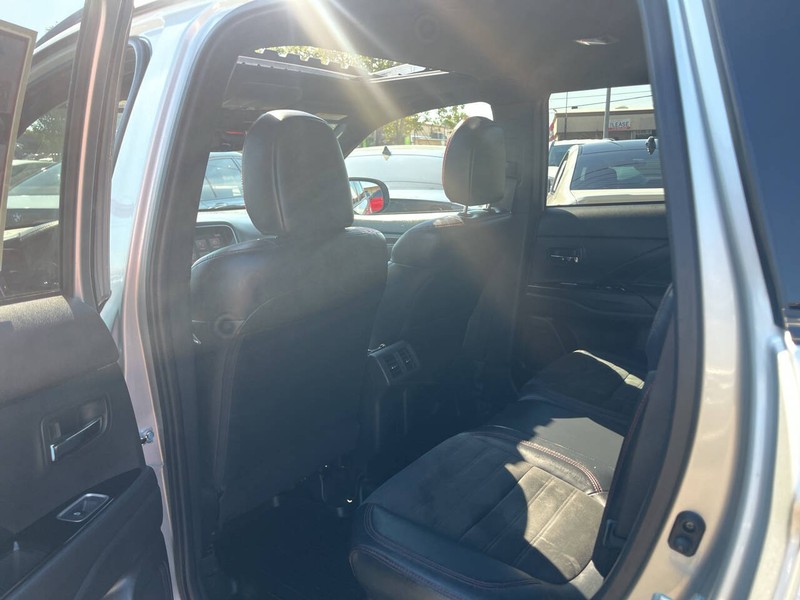 Mitsubishi Outlander PHEV Vehicle Image 16