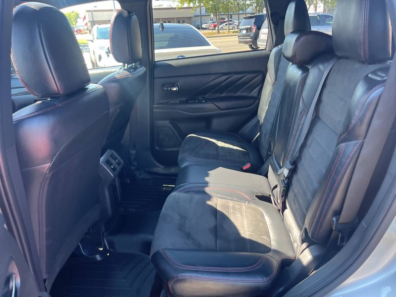 Mitsubishi Outlander PHEV Vehicle Image 17