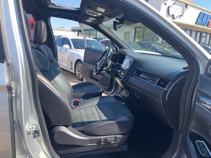 Mitsubishi Outlander PHEV Vehicle Image 21