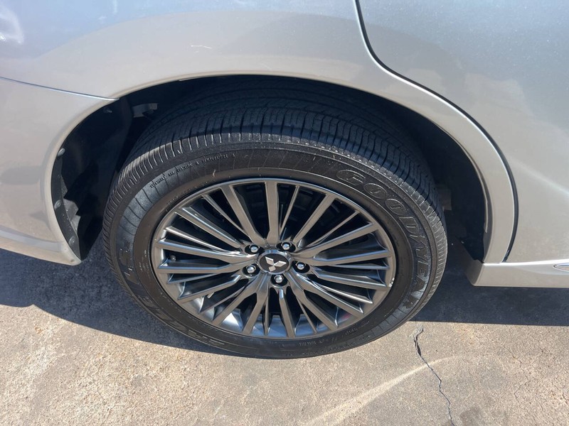 Mitsubishi Outlander PHEV Vehicle Image 22