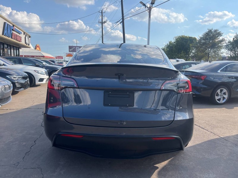 Tesla Model Y Vehicle Image 04