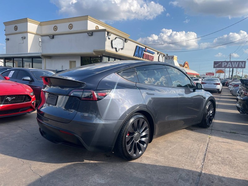 Tesla Model Y Vehicle Image 05
