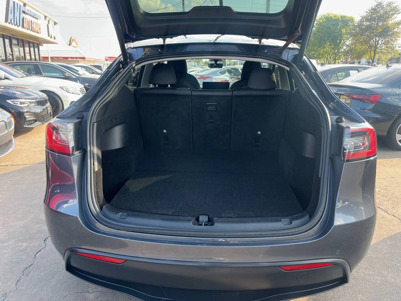 Tesla Model Y Vehicle Image 09