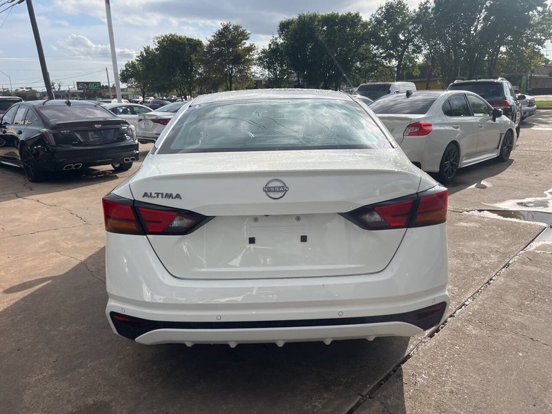 Nissan Altima Vehicle Image 05