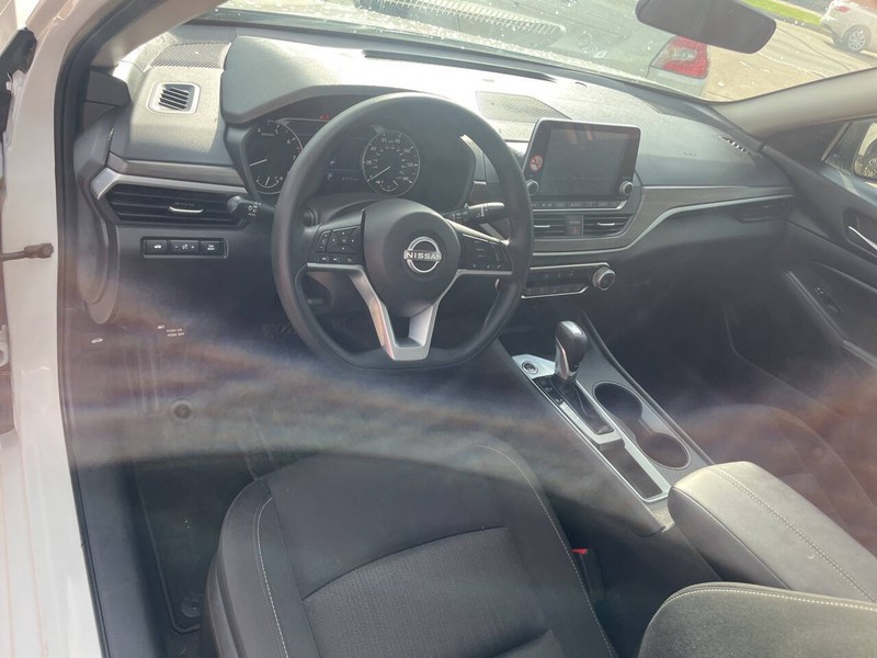 Nissan Altima Vehicle Image 08