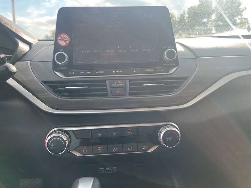 Nissan Altima Vehicle Image 11