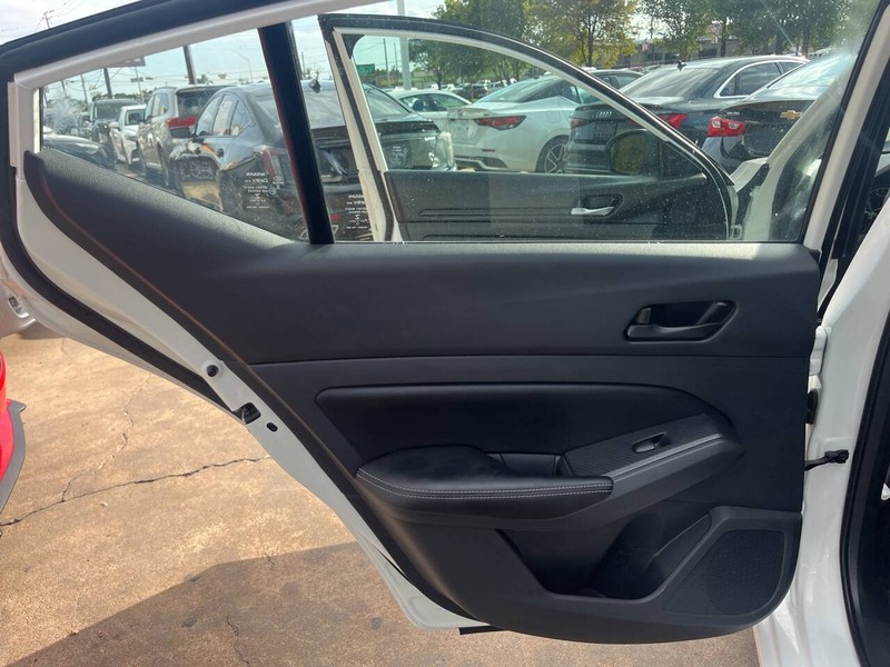 Nissan Altima Vehicle Image 13